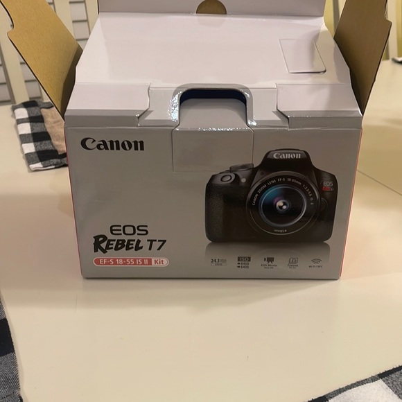 Canon camera - Picture 2 of 4